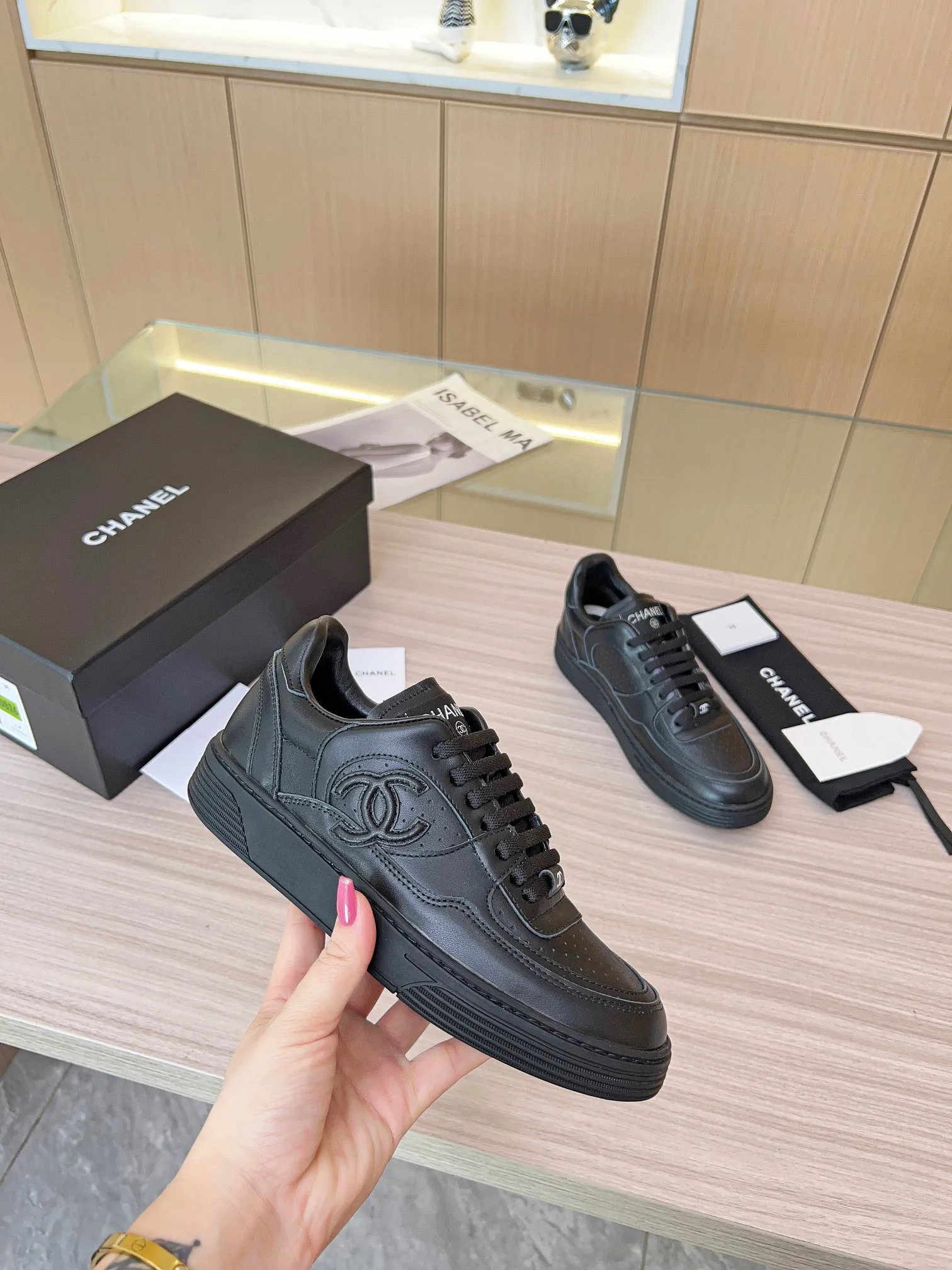 👟👟Ex-factory price 520👟👟 Chanel Grandma's latest model, full leather, panda color, white shoes, casual sports shoes, skateboard shoes, original purchase and development, production, Xiaoxiang C Home, another super hot model in the counter, loved by Internet celebrity bloggers and ladies, various praises on social platforms, super popular, high quality, breathable, super spring and summer, seeing this issue always arouses girls' inner desire for fashion. The latest suede material, classic black and white color scheme, fashionable on the feet, easy to care for. Fabric: Original custom imported cowhide material. Lining: Customized soft sheepskin lining. Sole: Original molded TPU non-slip outsole. Bottom thickness: 2.5CM. Size: Women's 35-40.